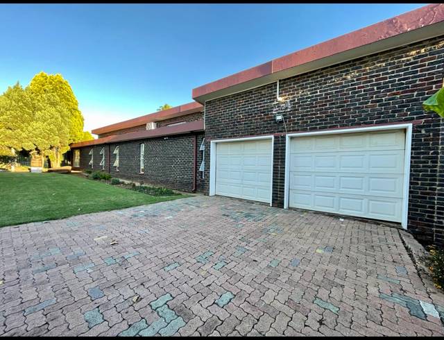 4 BEDROOM HOUSE TO LET IN THREE RIVERS EAST